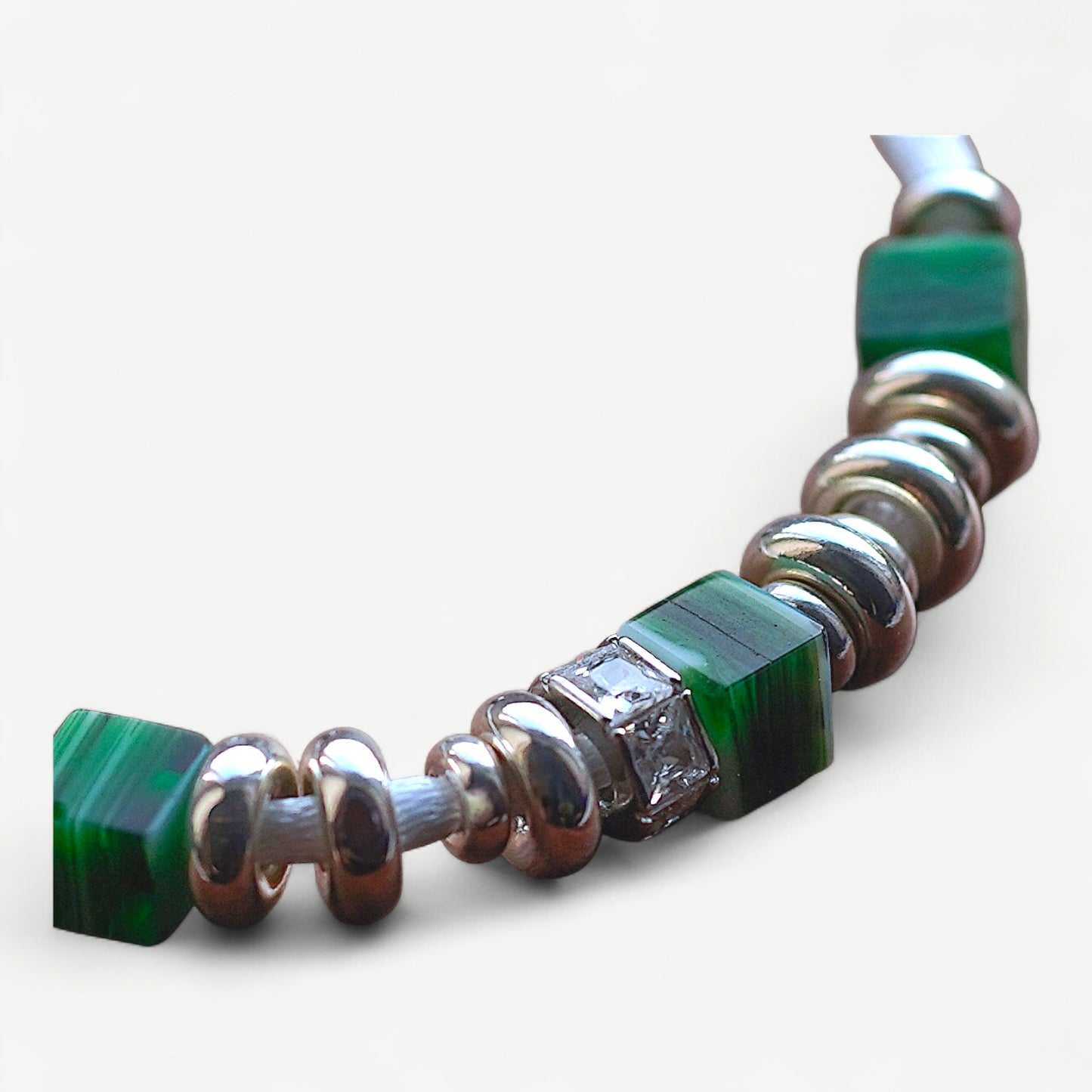 Armband Satinband Weiß mit 925 Silber & grünen Glasperlen